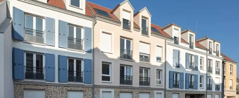 Maisons de ville aux volets bleus