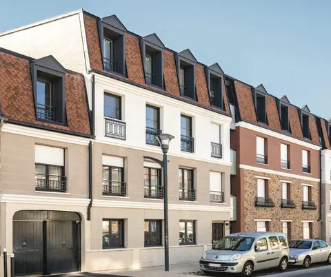 Immeubles de ville aux toits de tuiles