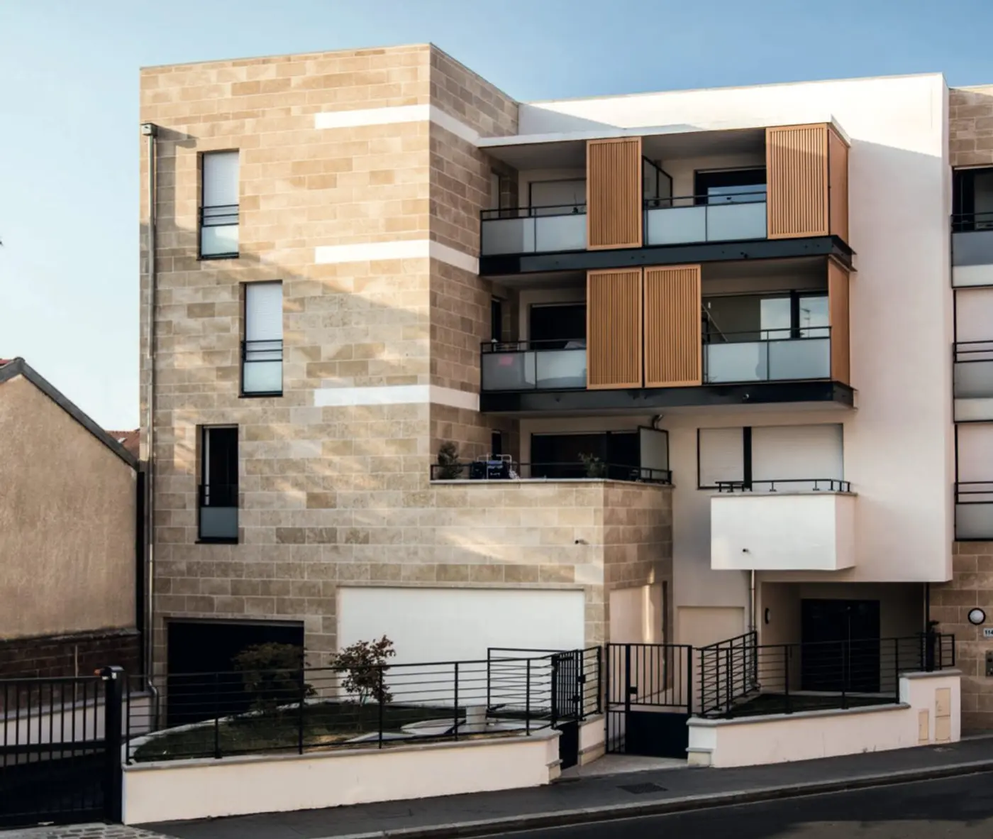 Résidence contemporaine en pierre claire, balcons et brise-soleil en bois