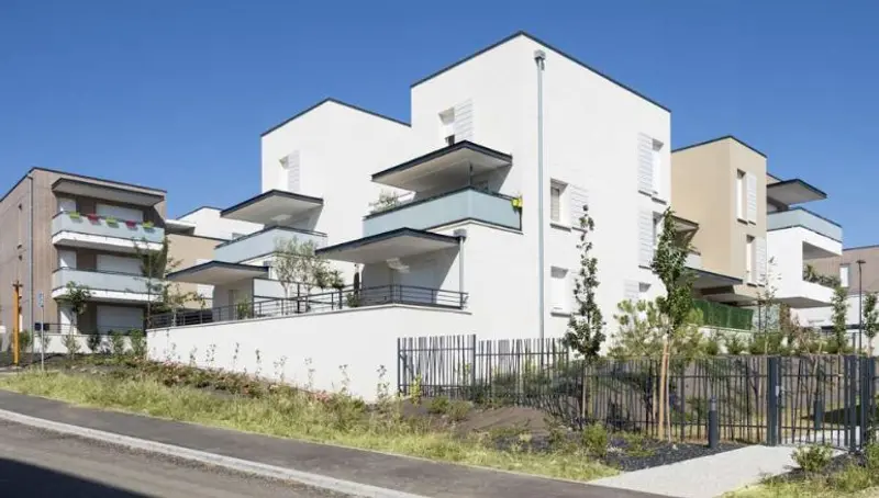 Résidence contemporaine blanche aux balcons décalés