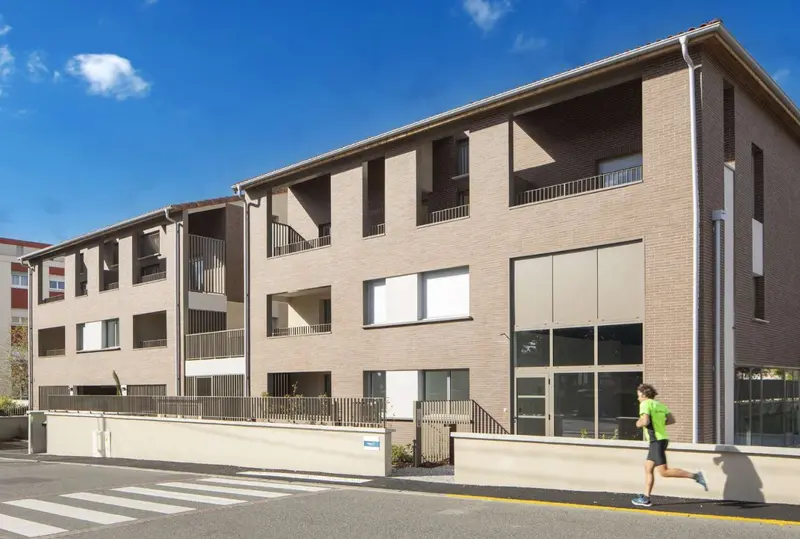 Immeuble de brique claire en bord de rue