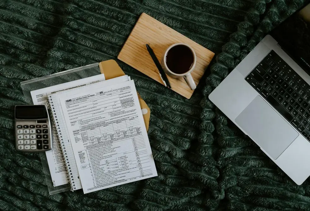 Déclaration fiscale, calculatrice et ordinateur
